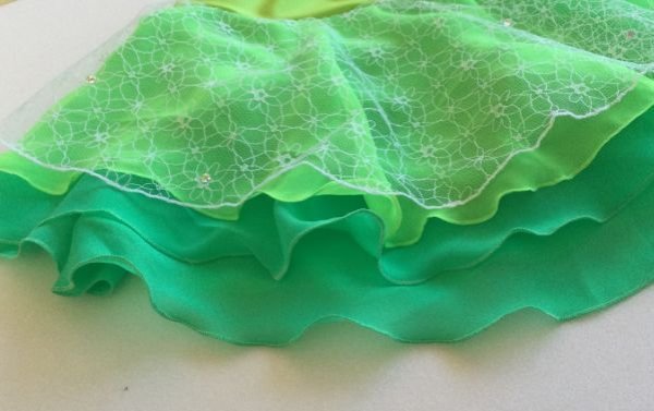 画像2: チュールレースとジョーゼット3段スカート(イエローグリーン系)スワロフスキーラインストーン付き (2)