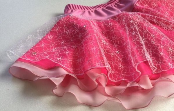 画像2: チュールレースとジョーゼット3段スカート(ピンク系)スワロフスキーラインストーン付き (2)