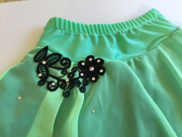 画像3: ジョーゼット2段スカートブラックモチーフ(エメラルドグリーン系)スワロフスキーラインストーン付き (3)