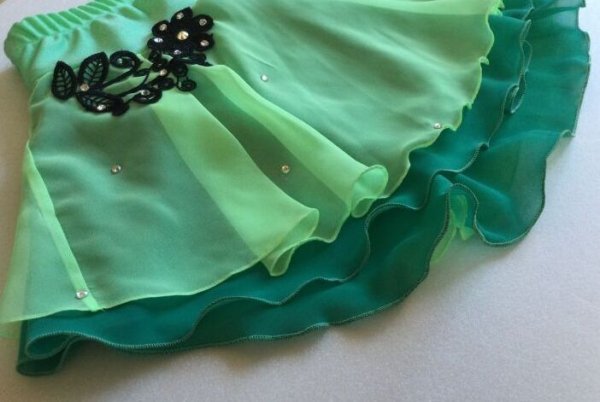 画像4: ジョーゼット2段スカートブラックモチーフ(エメラルドグリーン系)スワロフスキーラインストーン付き (4)